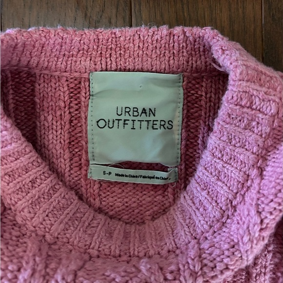 Urban Outfitters Pink Chloe Cable Knit Sweater Sz SP seen on The Series Trinkets - Picture 8 of 12
